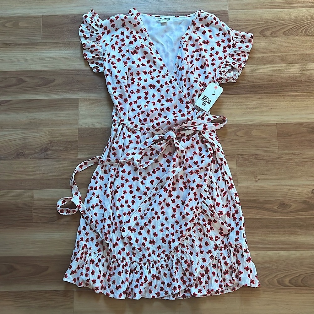 NWT Billabong wrap dress. Cap sleeve Medium